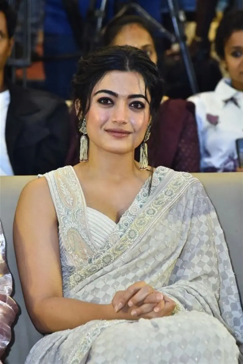 TELUGU ACTRESS RASHMIKA MANDANNA STILLS IN WHITE SAREE 4